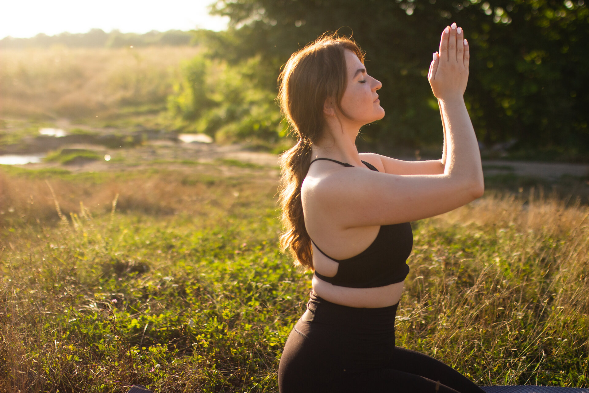 the-girl-goes-in-for-sports-on-the-street-exercise-SHCUUNV